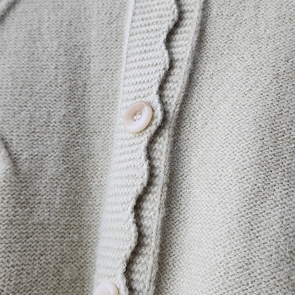 Isai Puffy Flower Mid Weight Scalloped Trim Knit Cardigan - Picture 3 of 6